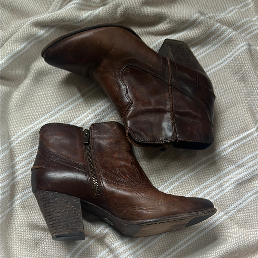 Frye Renee Seam Short Ankle Boots - US 8.5 - Picture 4 of 14